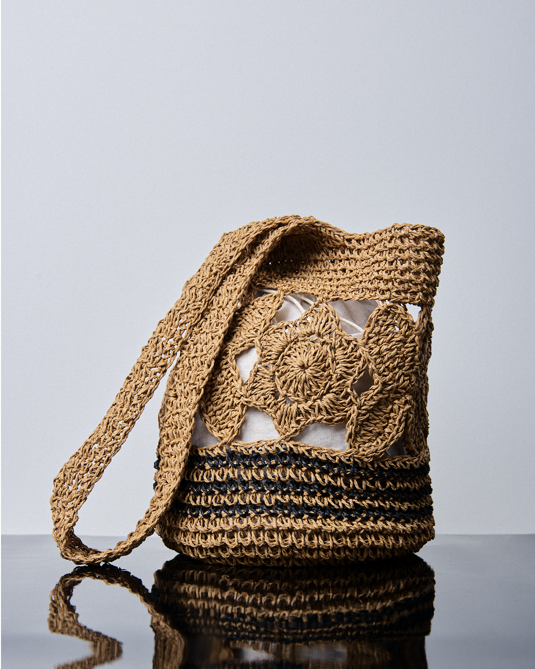 SHOULDER STRAW in natural and black
