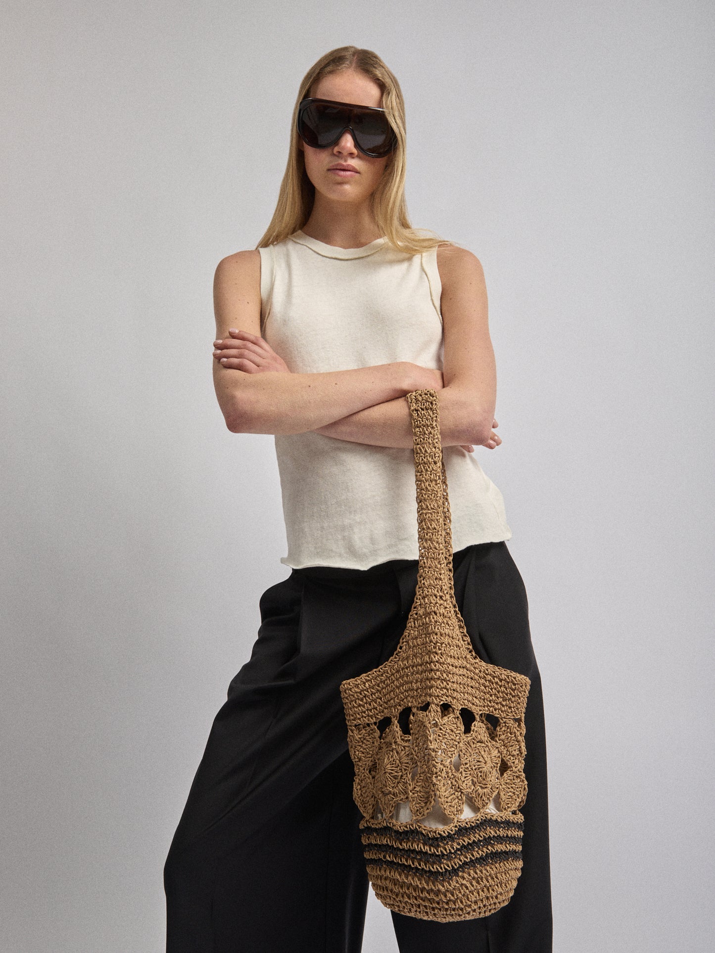 SHOULDER STRAW in natural and black