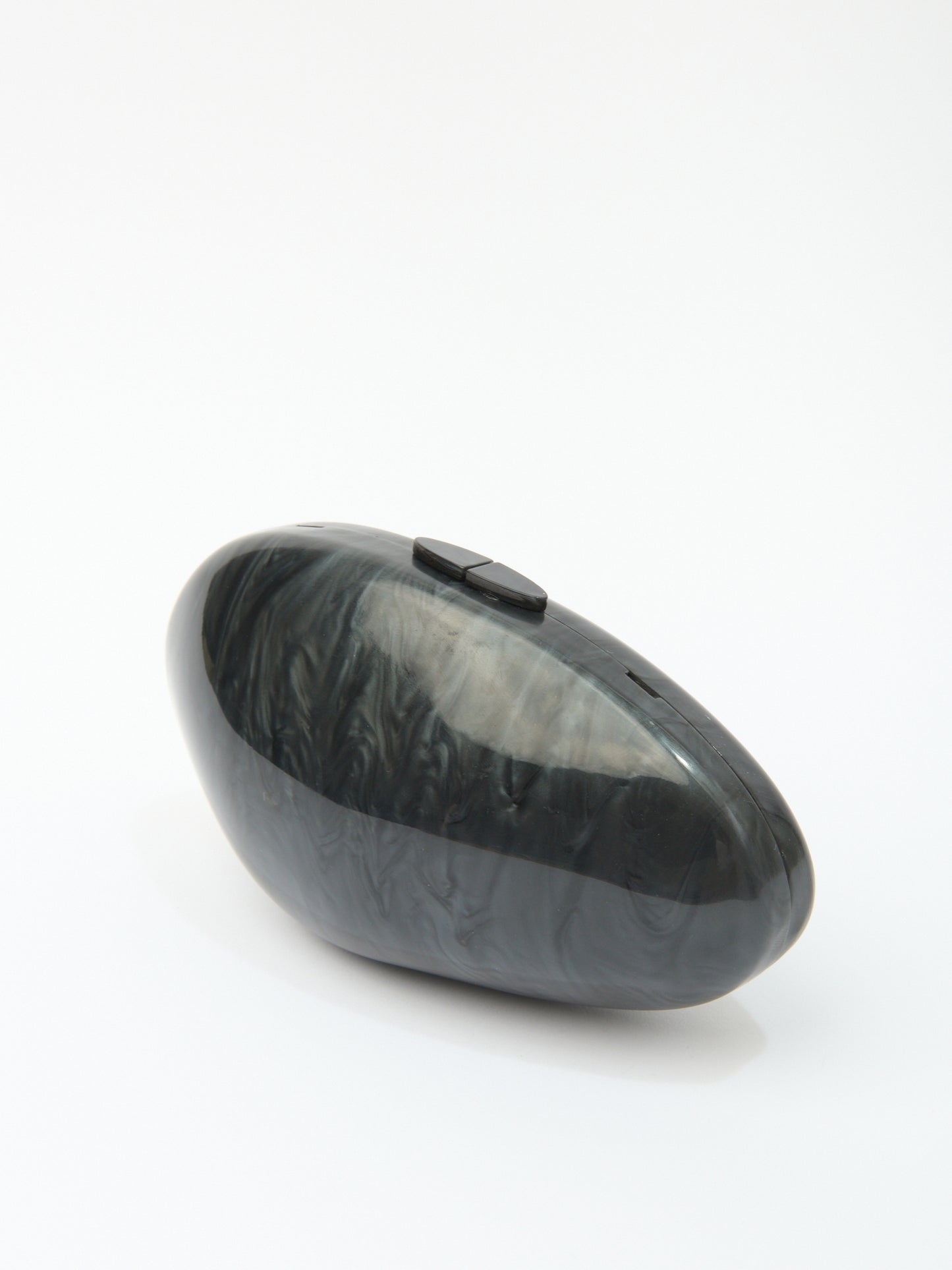 OYSTER CLUTCH in black
