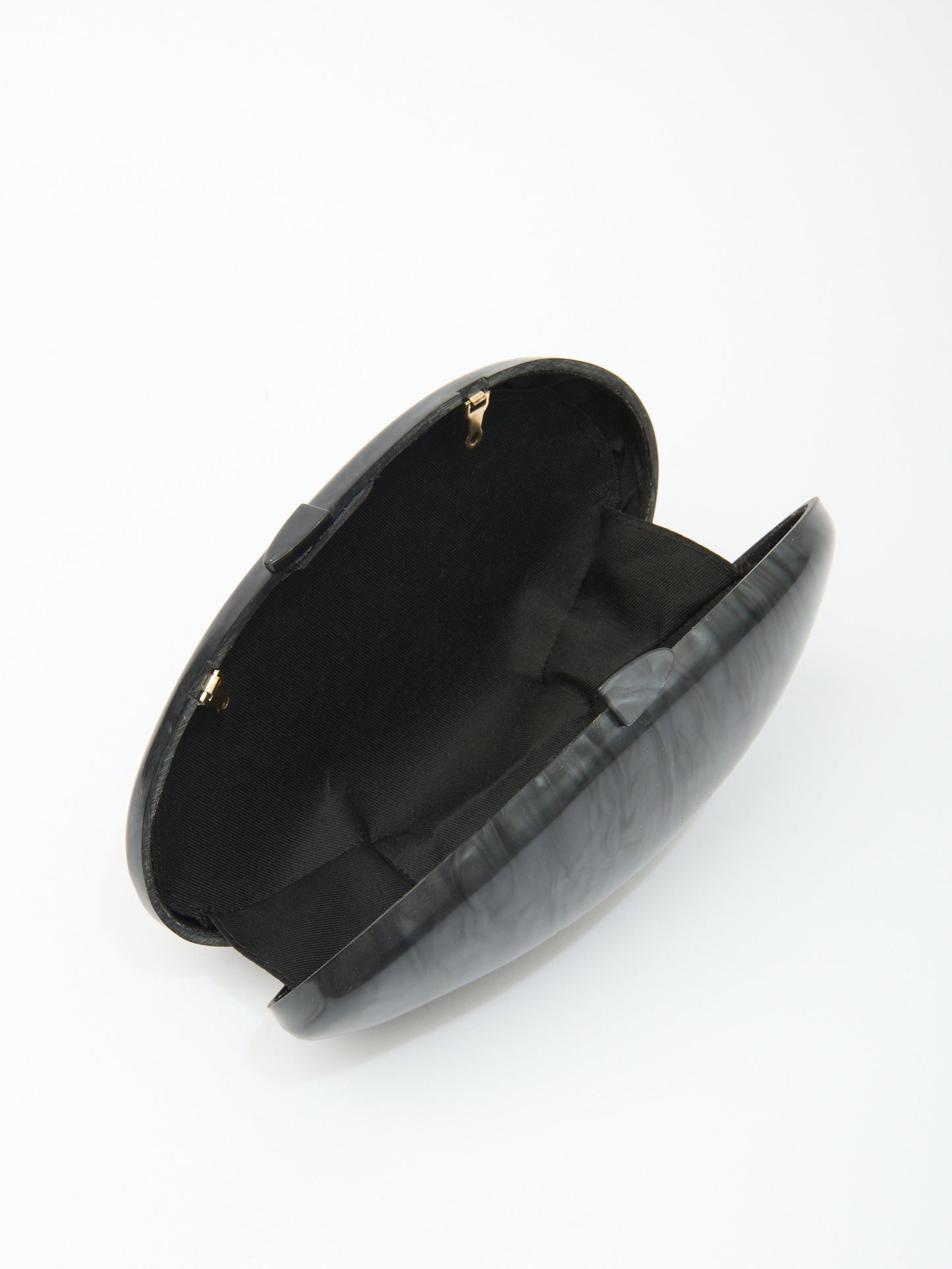 OYSTER CLUTCH in black