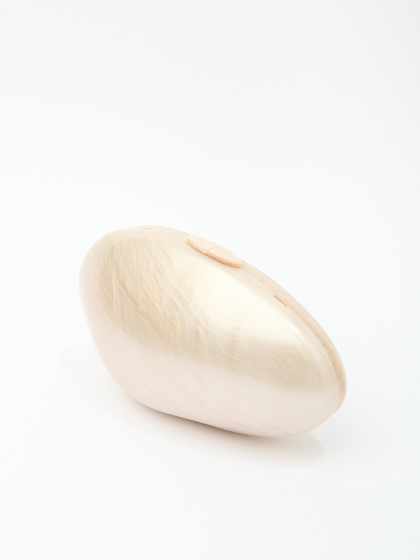 OYSTER CLUTCH in beige