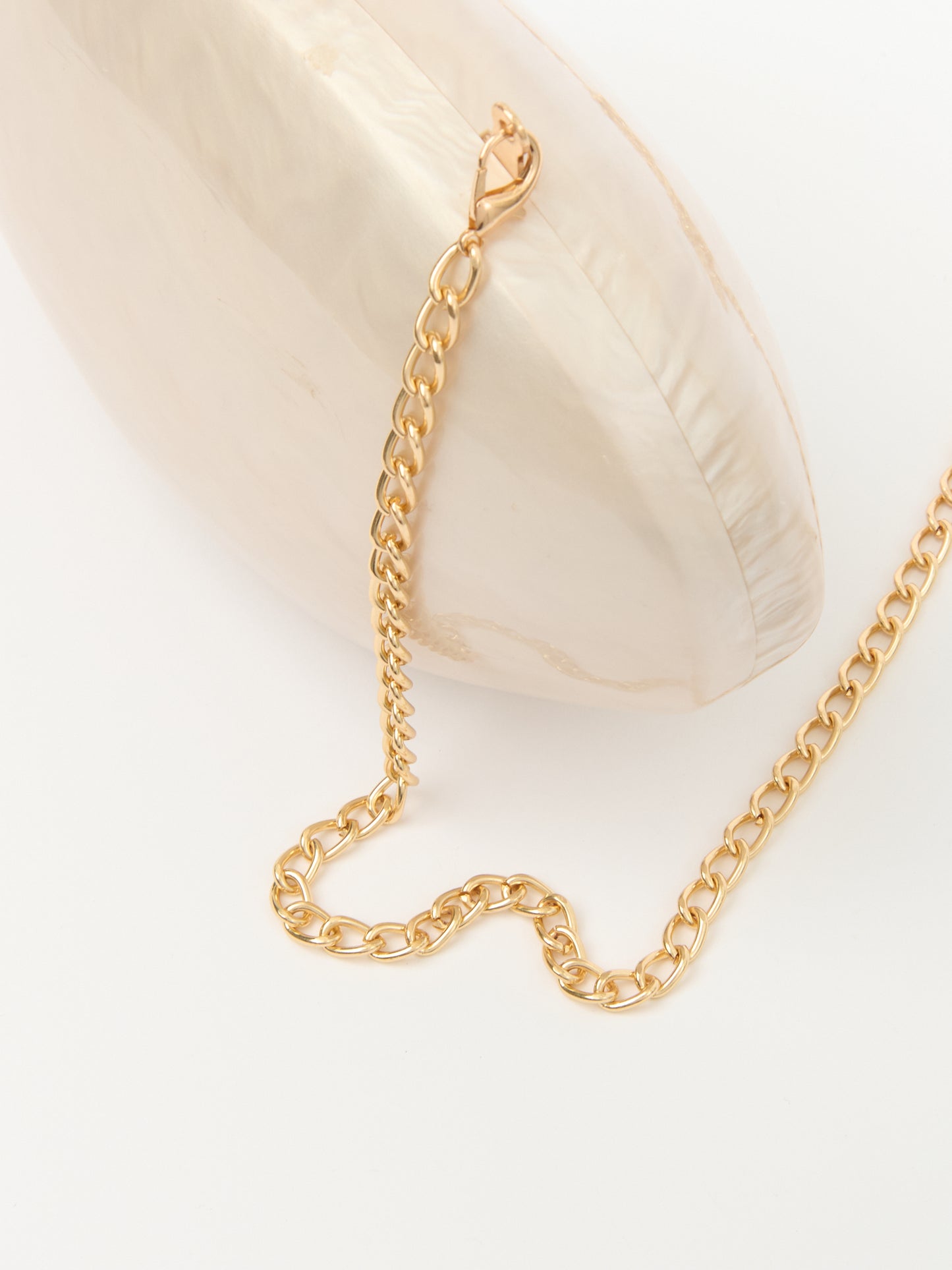OYSTER CLUTCH in beige