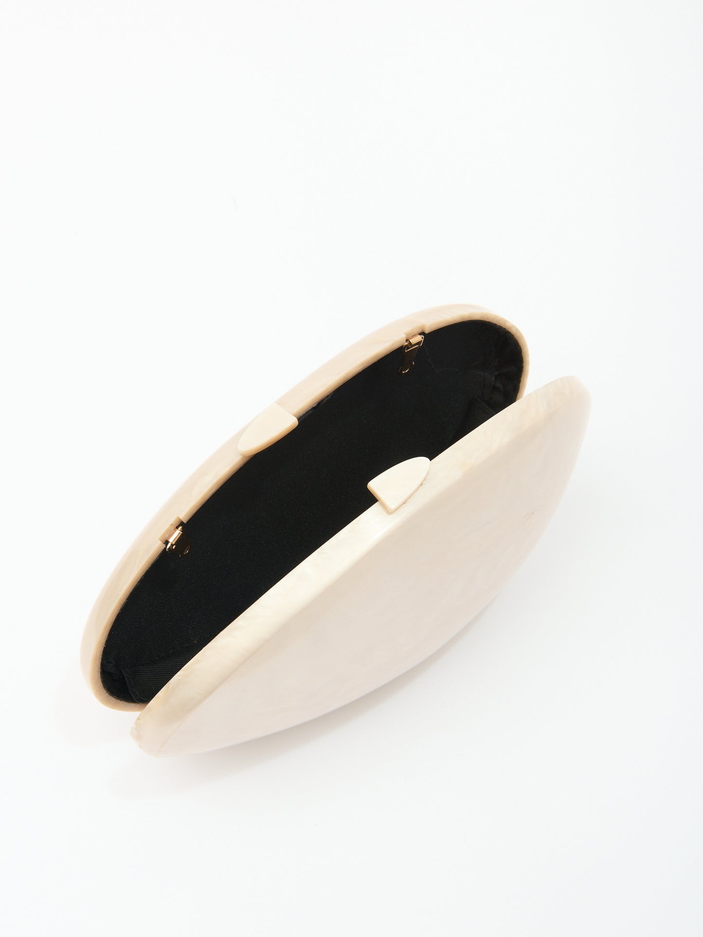 OYSTER CLUTCH in beige