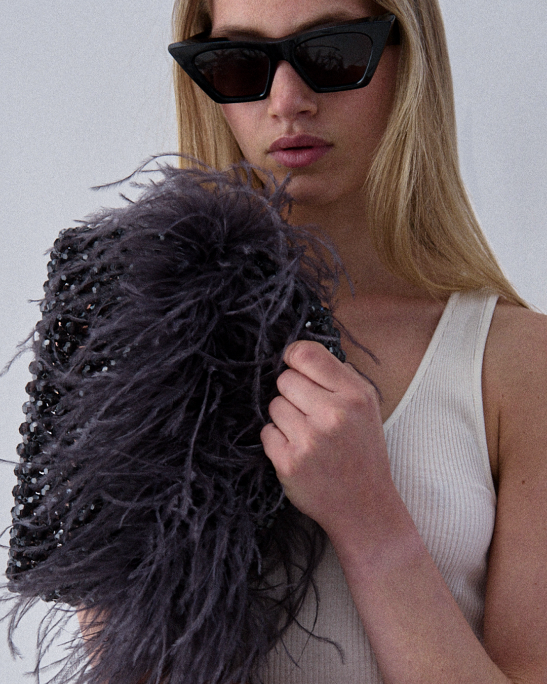 FEATHER TOP HANDLE in dark grey beaded crystals