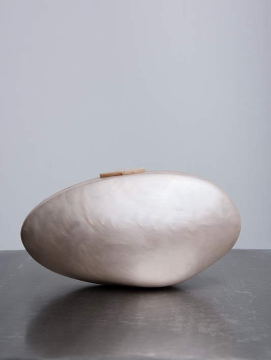 OYSTER CLUTCH in beige